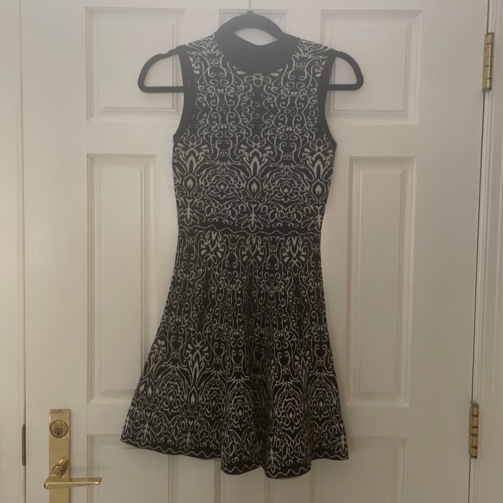 Cute B&W sweater material mini dress!!✨✨